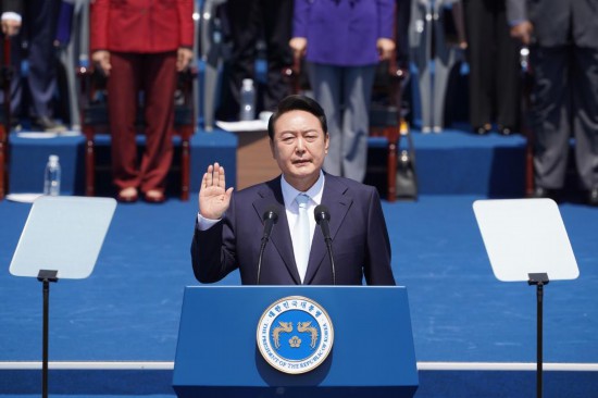 2022年5月10日，在韓國首爾，尹錫悅出席總統(tǒng)宣誓就職儀式。新華社發(fā)（李相浩攝）