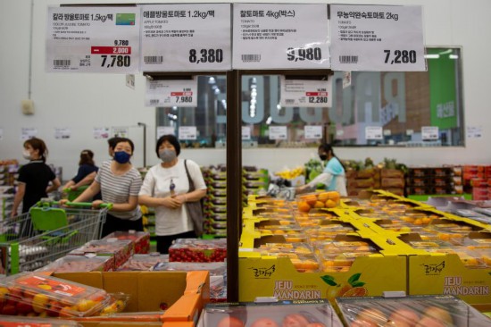 2022年7月9日，人們在韓國高陽市一家超市水果區(qū)購物。新華社記者王益亮攝