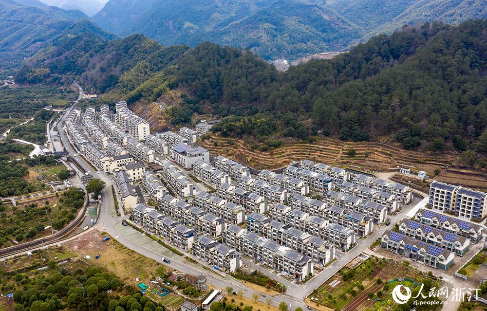 近日，航拍寧波市海曙區(qū)龍觀鄉(xiāng)李岙村屋頂光伏項目。人民網 章勇濤攝