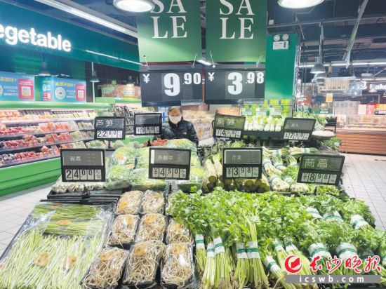 　　家樂福芙蓉廣場店，市民在選購春菜。