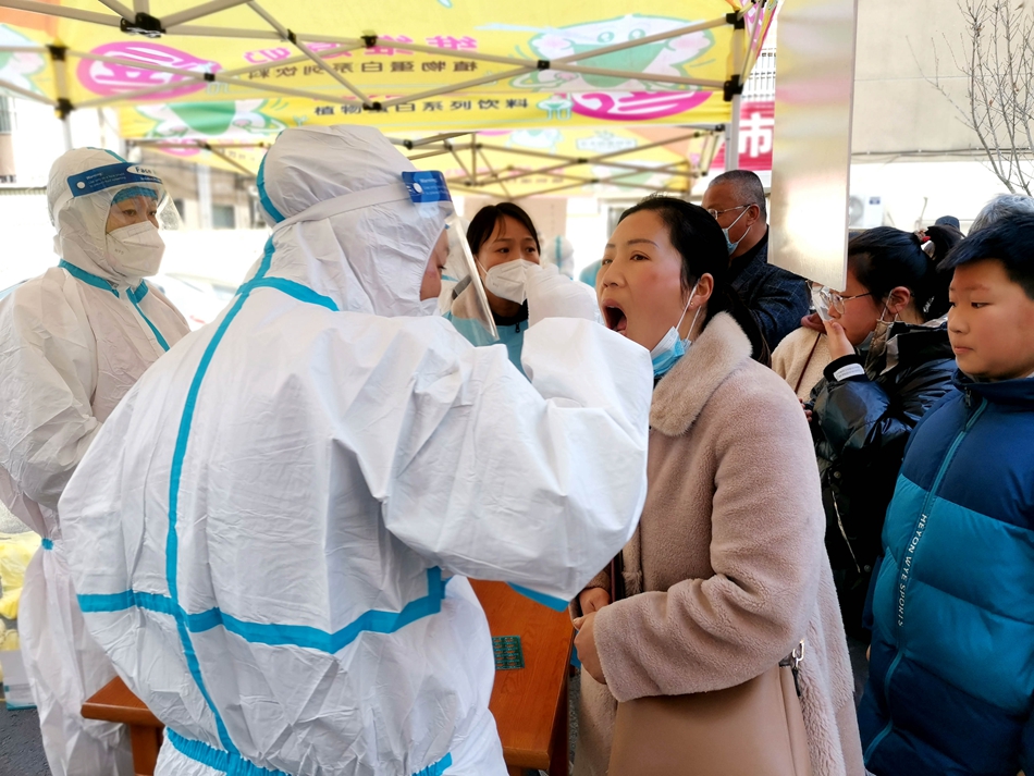 連云港贛榆區(qū)抽調(diào)近500名醫(yī)務(wù)人員開展核酸檢測。朱代桂攝