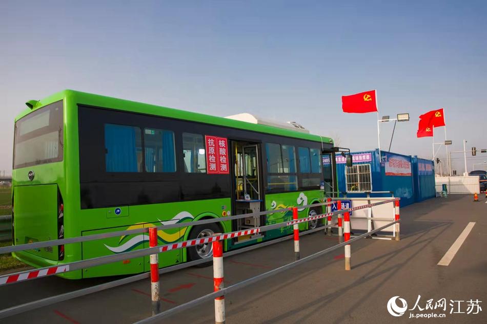 淮安市客總汽車運輸有限公司調(diào)集兩部車況最佳“核酸采樣流動車”，組建黨員“先鋒崗”。紀星名攝