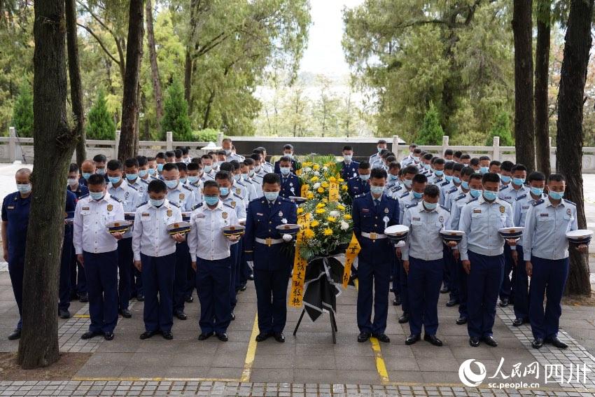 涼山州森林消防支隊(duì)駐西昌全體消防救援人員一同前往西昌市烈士陵園舉行紀(jì)念活動。樊文淵攝