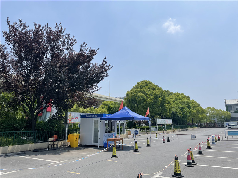 常態(tài)化“核酸采樣工作站”亮相上海街頭。龔昱攝