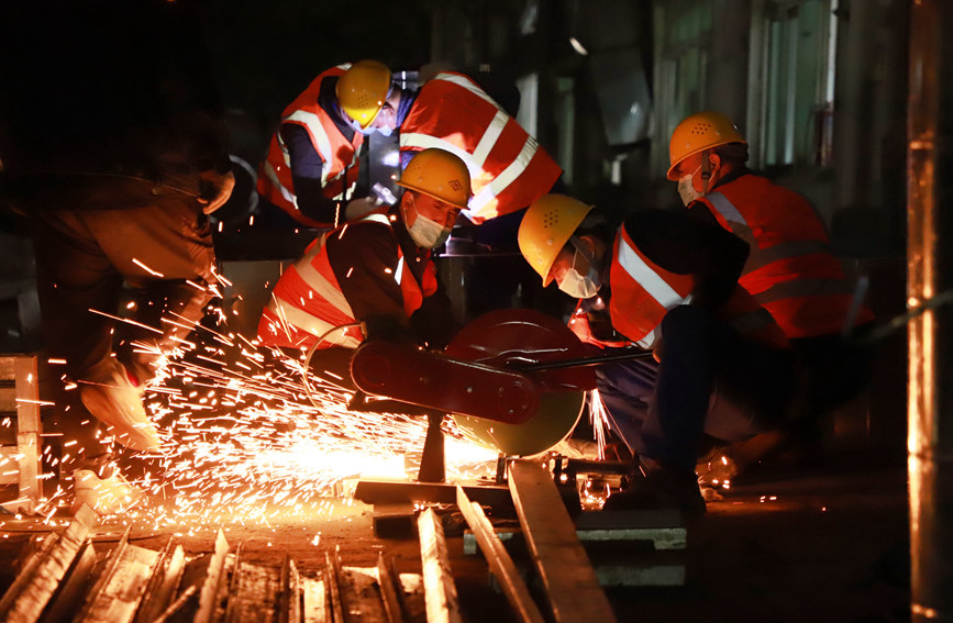 建設者們爭分奪秒保證進度。雷占勝攝