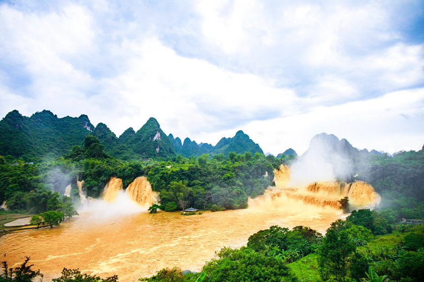 中越德天跨國瀑布水量暴漲成“黃金瀑布”。楊虎旺攝