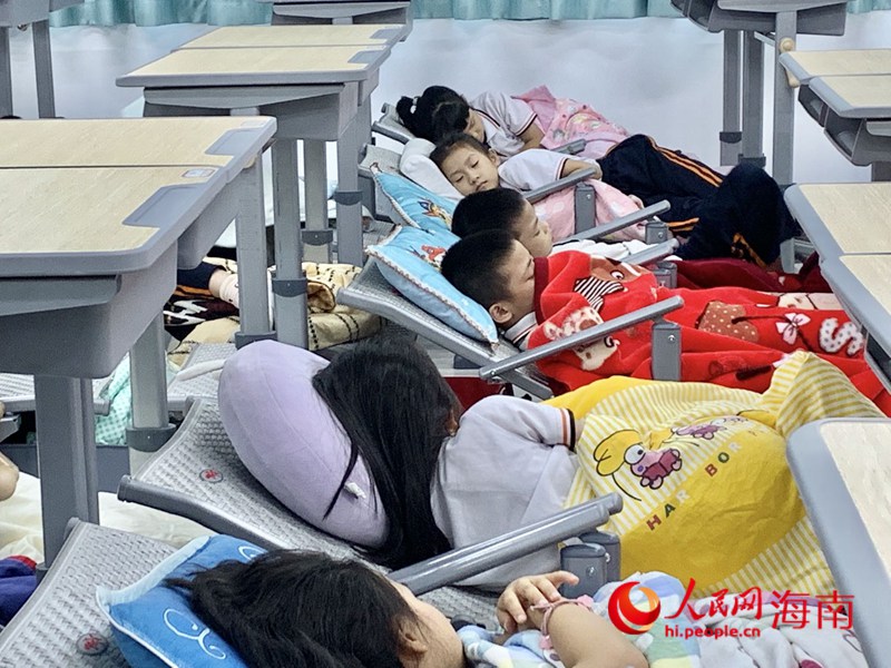 海口第二十六小學(xué)學(xué)生在新式課桌椅上午休。人民網(wǎng) 李浩蓉?cái)z