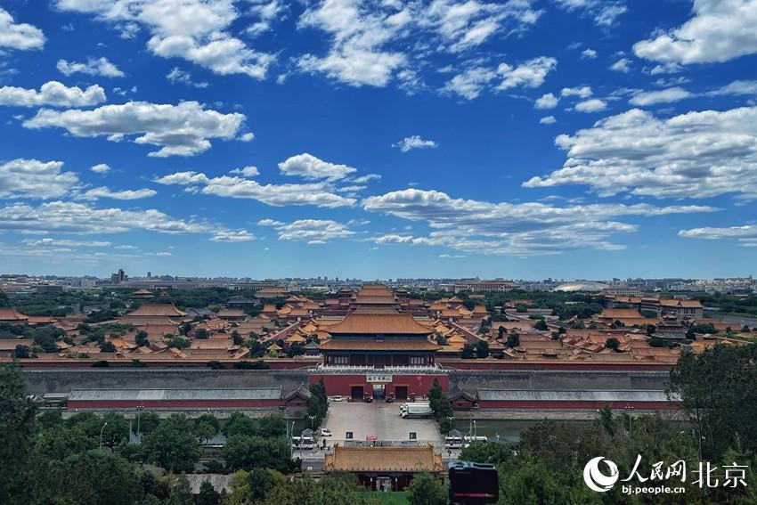 北京再現(xiàn)“高顏值”藍(lán)天白云。 人民網(wǎng) 池夢蕊攝