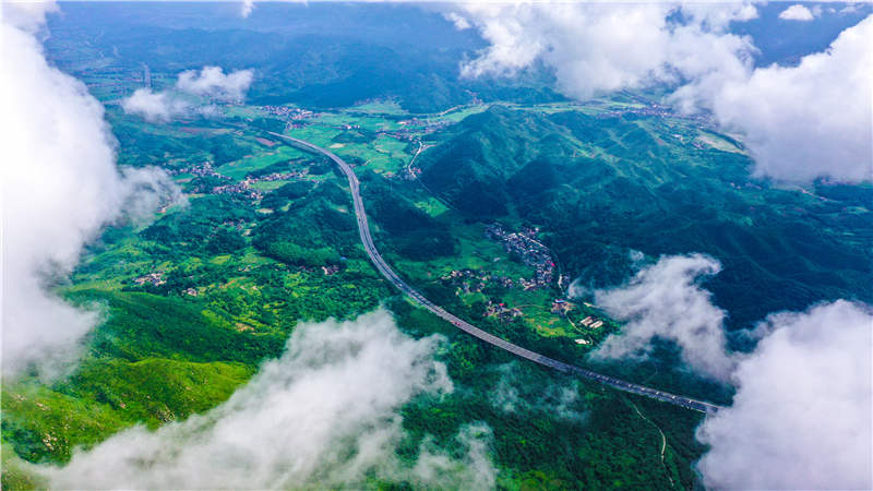 湖南省常寧市廟前鎮(zhèn)泉井村，云霧繚繞，青山蒼翠，公路蜿蜒，秀美如畫。周秀魚春攝