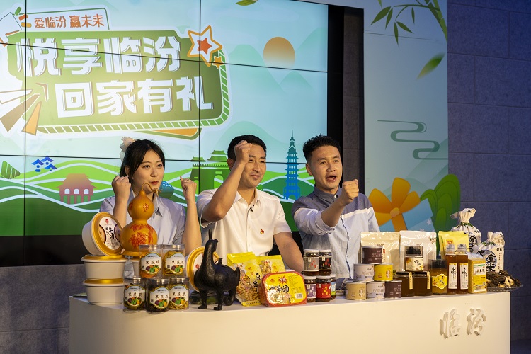 6月3日下午，在臨汾原產(chǎn)地商品體驗店，曲沃縣副縣長樊奇選對當?shù)氐霓r(nóng)特產(chǎn)品、旅游景點進行了推介代言。鄭遠飛攝