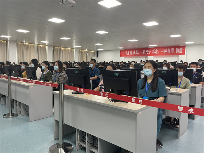 閱卷現(xiàn)場。公雪 攝
