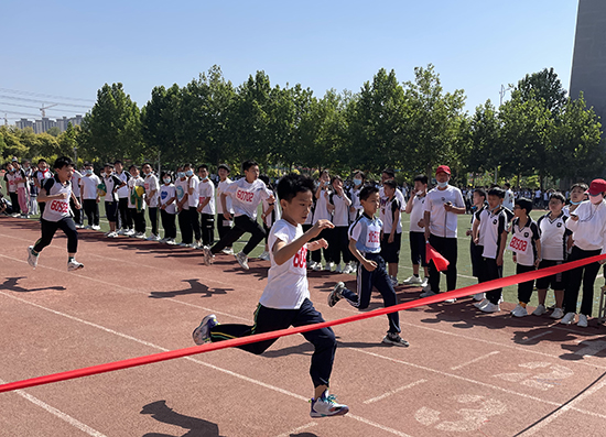 河北省威縣第四小學(xué)學(xué)生組織短跑比賽。 趙國華攝