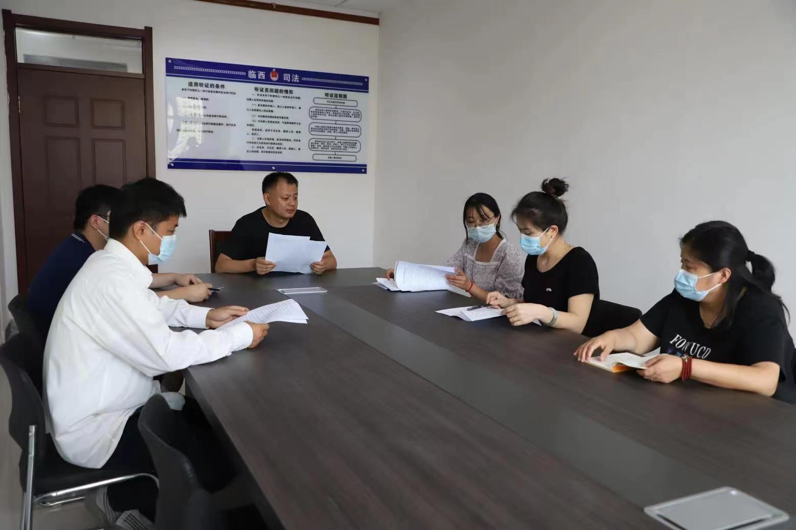 邢臺市臨西縣司法局工作人員在行政復議聽證室對行政復議事項開展聽證問詢。 孟凡儒攝