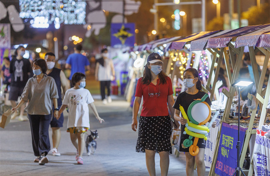 青年無限宇宙潮動市集匯聚眾多文創(chuàng)產(chǎn)品，豐富市民夜生活。王英浩攝