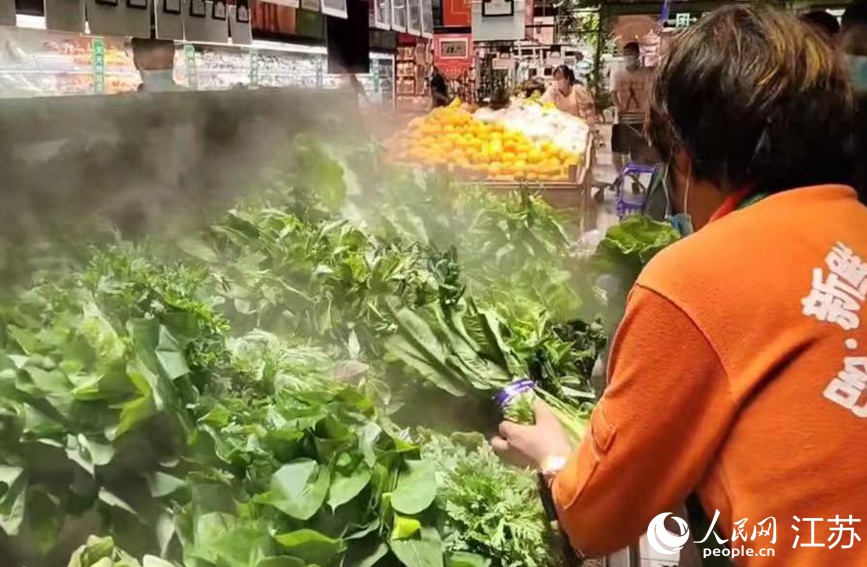 在大潤(rùn)發(fā)長(zhǎng)江北路店里，果蔬、肉蛋等生活必需品種類齊全，供應(yīng)充足，市民正有序選購(gòu)。無(wú)錫市委網(wǎng)信辦供圖