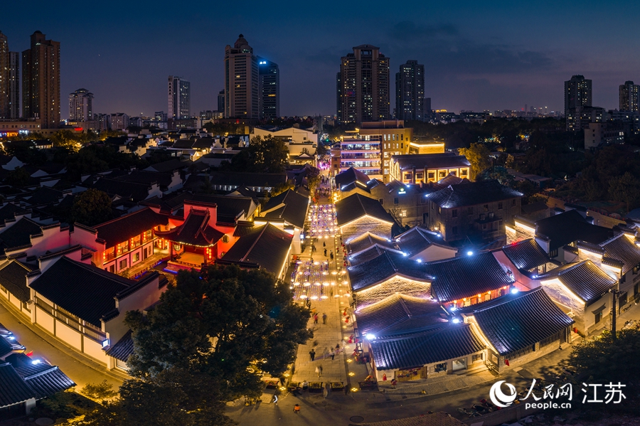 熙南里歷史文化休閑街區(qū)夜景。熙熙攝