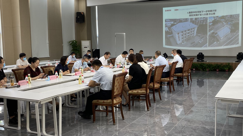 河?xùn)|區(qū)委書記范少軍一行深入老電建公司辦公園區(qū)就盤活園區(qū)工作進(jìn)行部署研究。河?xùn)|區(qū)供圖