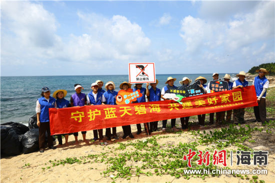 環(huán)保志愿者呼吁停止隨地扔垃圾、破壞環(huán)境等不文明行為。
