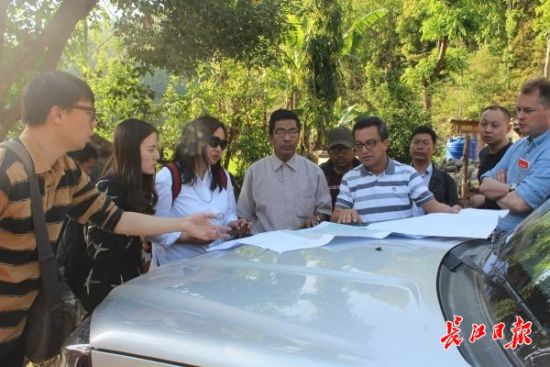 在尼泊爾，武漢市土地利用和城市空間規(guī)劃研究中心設(shè)計團隊現(xiàn)場踏勘。(武漢市土地利用和城市空間規(guī)劃研究中心 供圖)