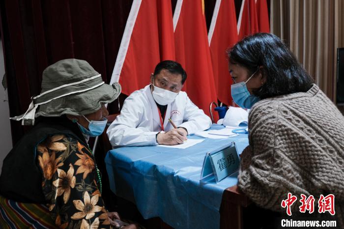 北京大學(xué)第一醫(yī)院教授、主任醫(yī)師霍勇在義診現(xiàn)場(chǎng)接診?！〗w波 攝