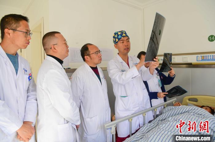 圖為醫(yī)療援藏專家何蔚(站右二)與馮敬云(左二)、廖濤(左三)等人討論患者病情。(資料圖) 貢嘎來松 攝