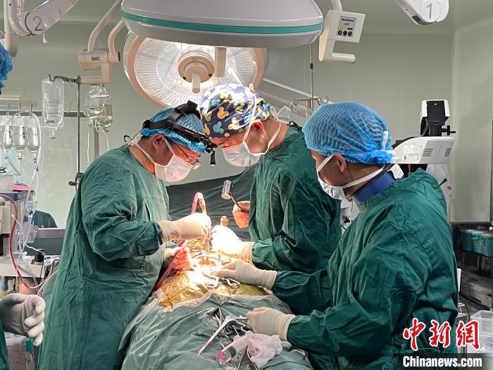圖為在北京援藏醫(yī)療隊(duì)專家指導(dǎo)下，多項(xiàng)新技術(shù)使用到脊柱疾病的手術(shù)中。(資料圖) 拉薩市人民醫(yī)院脊柱外科供圖