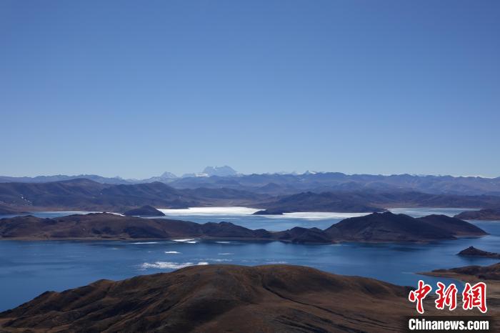 圖為從海拔約5000米的魯日拉觀景臺俯瞰羊湖?！∪轿木?攝