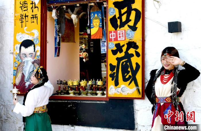 4月17日，游客身著藏式元素服裝在拉薩八廓街拍照留念?！±盍?攝