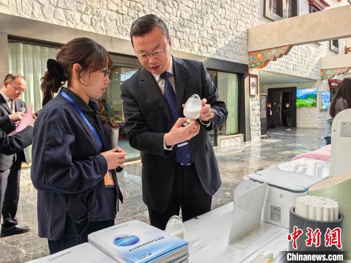 圖為簽約企業(yè)現(xiàn)場(chǎng)推介自己的產(chǎn)品?！≮w延 攝