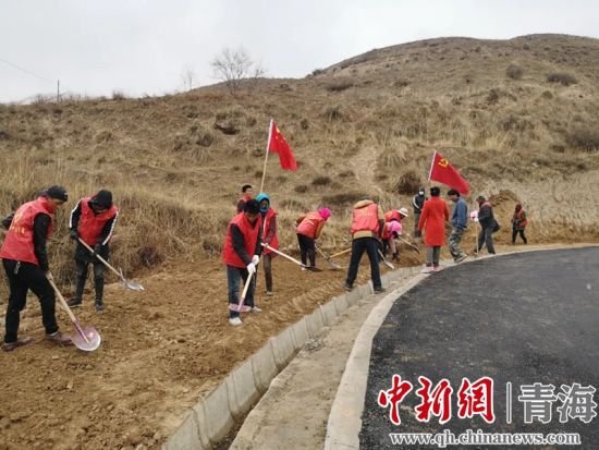 圖為尖扎干部職工生態(tài)建設和環(huán)境保護現場。尖宣 供圖