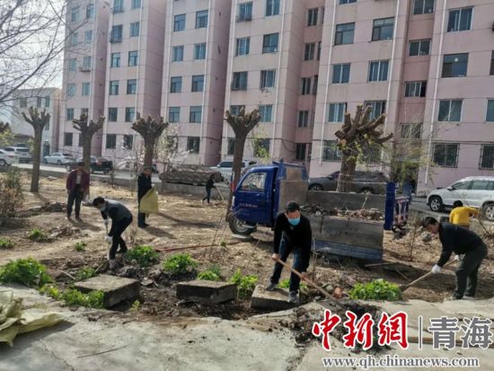圖為尖扎干部職工生態(tài)建設和環(huán)境保護現場。尖宣 供圖