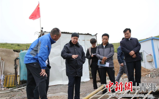 圖為黃南州有關(guān)領(lǐng)導(dǎo)現(xiàn)場(chǎng)踏勘、督導(dǎo)生態(tài)環(huán)保責(zé)任落實(shí)情況現(xiàn)場(chǎng)。黃宣攝