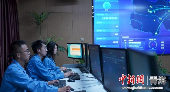 圖為國網(wǎng)青海電力大數(shù)據(jù)中心工作人員正在監(jiān)控綠電相關數(shù)據(jù)。王國棟攝