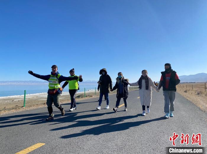 圖為徒步現(xiàn)場?！±罱瓕?攝
