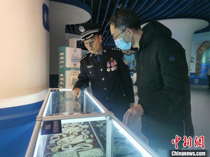 圖為森林警察為游客講解查獲這些象牙制品過(guò)程中發(fā)生的真實(shí)故事。　文思睿 攝