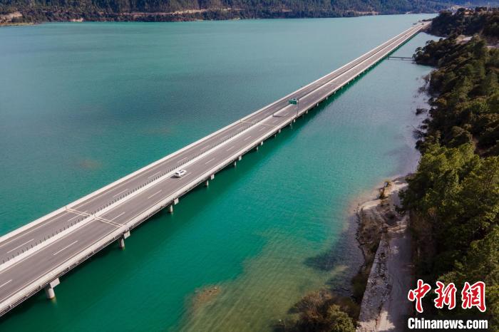 資料圖為西藏拉薩至林芝高等級公路多布湖風光?！〗w波 攝