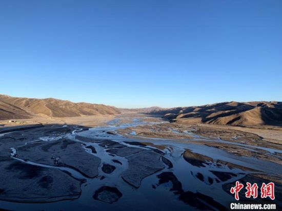 圖為三江源腹地，黃河流經(jīng)達日縣。（資料圖） 孫睿 攝 　　