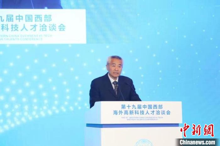 全國(guó)政協(xié)副主席、九三學(xué)社中央常務(wù)副主席邵鴻出席論壇并致辭?！∷拇ㄊ∥y(tǒng)戰(zhàn)部供圖