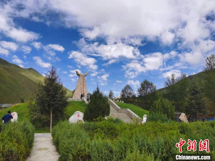 圖為三江源自然保護區(qū)紀念碑?！∏嗪Ｊ∥幕吐糜螐d供圖