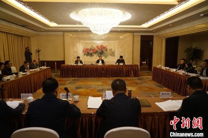 圖為座談會現(xiàn)場?！∨擞隄?攝