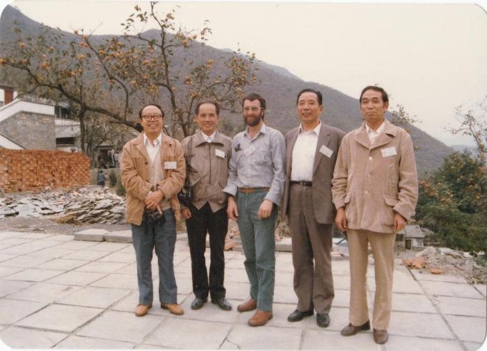 1987年早期脊椎動物國際研討會在中國舉行，劉玉海先生(右一)與中外同行專家合影?！avin Young(澳大利亞) 供圖