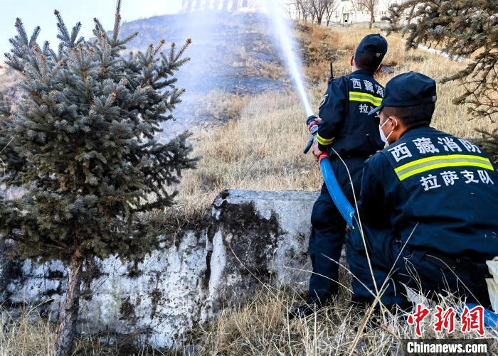 12月6日，布達(dá)拉宮消防救援大隊(duì)在布達(dá)拉宮山體林草區(qū)域開展?jié)窕ぷ??！㈣?攝