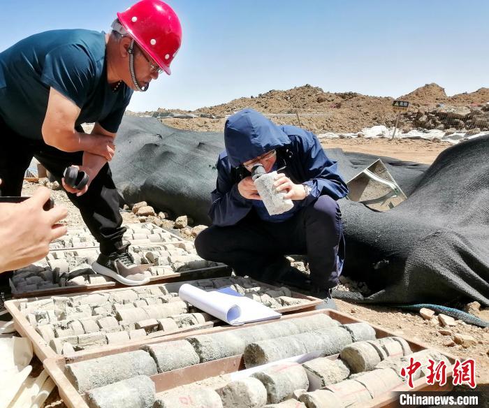圖為地質(zhì)專(zhuān)家觀察含鹽地層。(資料圖) 柴綜院 供圖