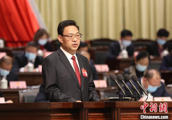 圖為青海省西寧市人民政府代市長石建平作政府工作報(bào)告?！∑钤鲚?攝