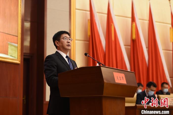 圖為青海省果洛州人民政府州長葉萬彬作政府工作報(bào)告?！　《嘟馨盒?攝