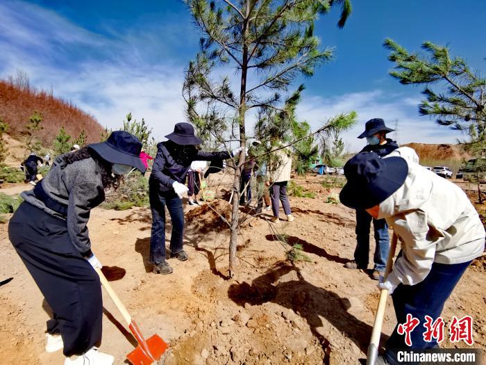 圖為西寧市城東區(qū)干部職工參加義務(wù)植樹。　張?zhí)砀?攝