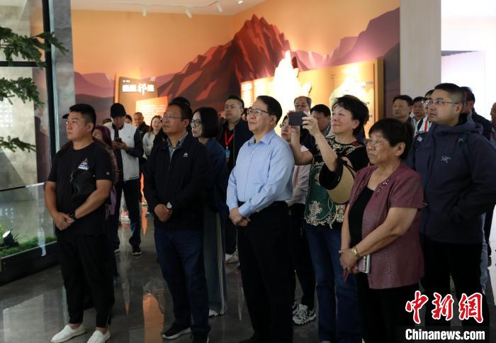 圖為臺商參訪祁連山國家公園生態(tài)科普館?！⊙Φ?攝