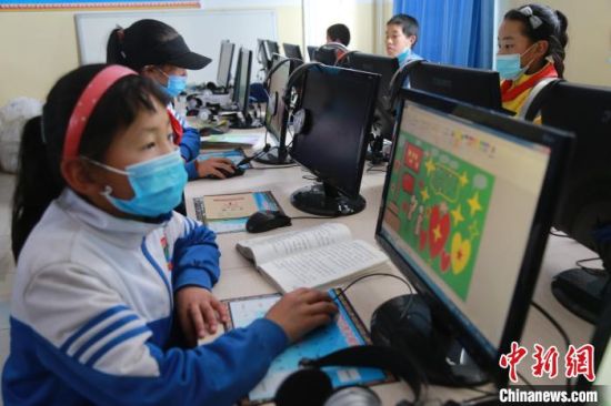 圖為鄉(xiāng)村學校少年宮的孩子們正在上電腦課?！〔抛尡尽z