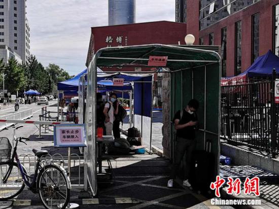 中國科學院大學校門外，豎立著“家長止步”的提示牌。 中新網(wǎng) 張尼 攝