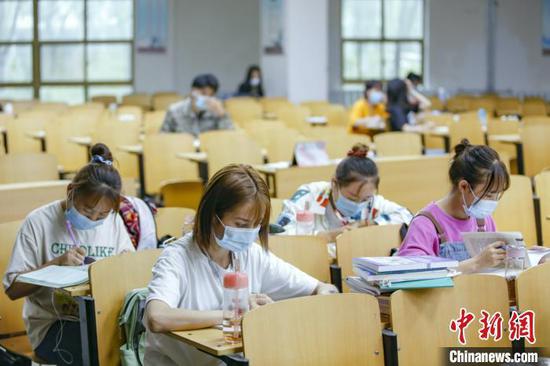 資料圖：學生在圖書館自習室內(nèi)學習?！⑾A 攝